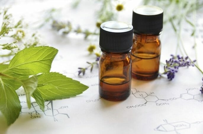 ¿Por qué debería tener aceite de árbol de té en su gabinete de medicina?