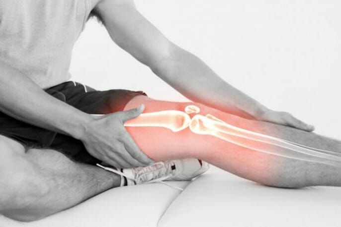 ¿Que causa el dolor en la parte posterior del muslo superior?