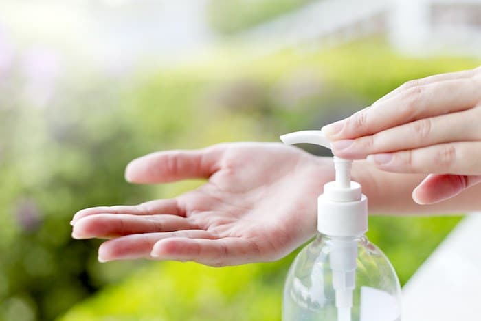 Sanitizantes de manos antibacterianas como Triclosan ayudan a las bacterias a superar los antibióticos
