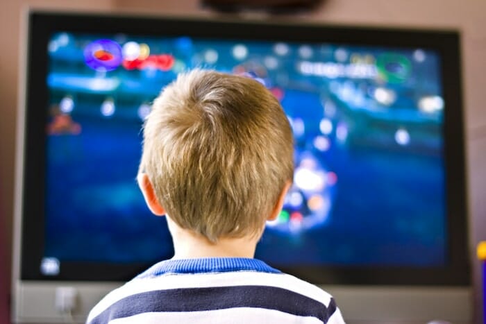 Efecto de la televisión sobre el conocimiento y el comportamiento de los niños