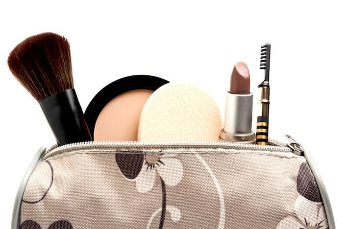 El maquillaje y el acne en adultos sus productos para el cabello y los cosmeticos hacen que su piel se rompa
