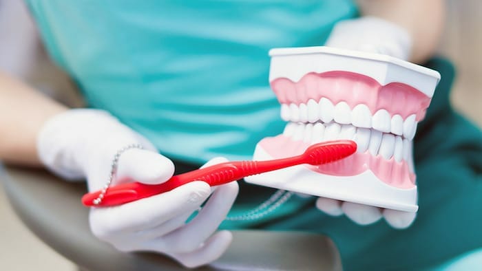 ¿Tienes un diente sensible? causas y solución