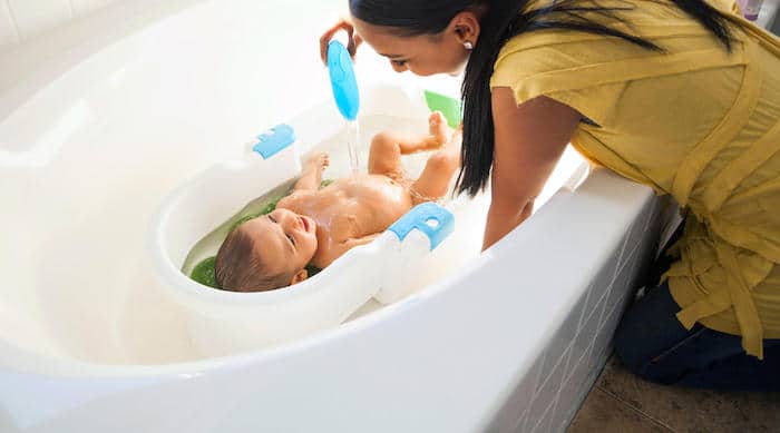 Fundamentos del baño del bebé: guía de los padres para el primer baño de los recién nacidos