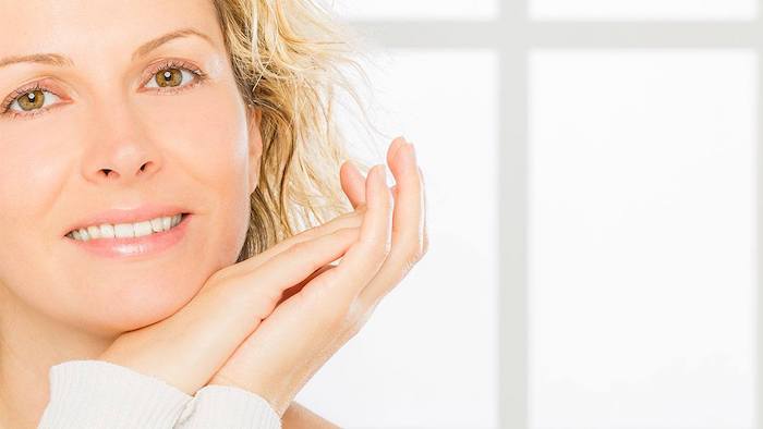 Una rutina de belleza antienvejecimiento de 5 pasos para la piel madura