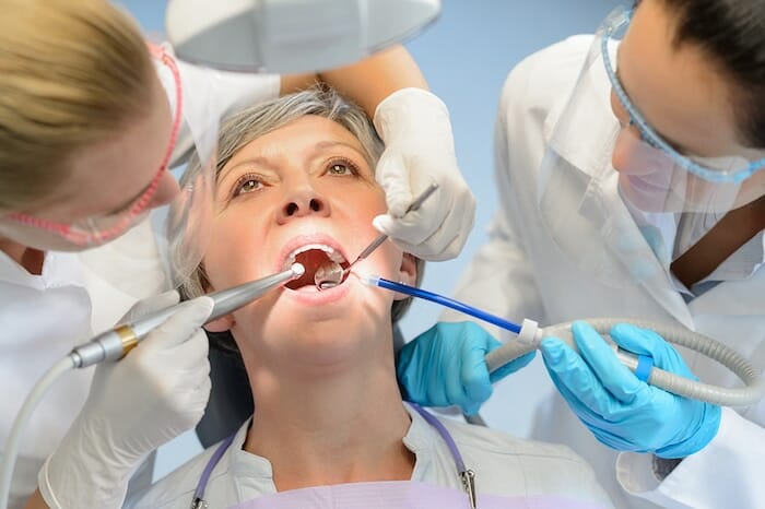 ¿Es doloroso un reemplazo permanente del diente? Implantes dentales Vs coronas y puentes