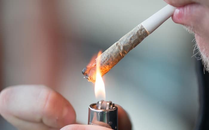 Viagra (Sildenafil) y marihuana: ¿fumar hierba es bueno o malo para la disfunción eréctil?