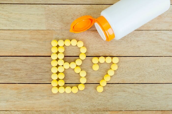 ¿Quién tiene un mayor riesgo de deficiencia de vitamina B7 (biotina)? ¿Podrías carecer de biotina?