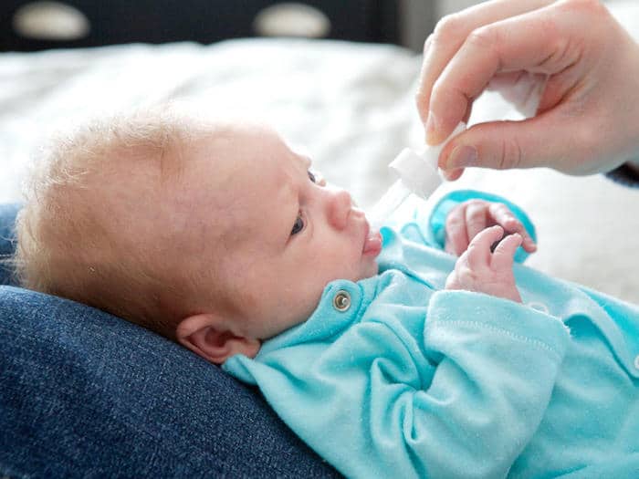 ¿Dentición del bebé? ¡Evite los geles tópicos o los medicamentos con benzocaína!