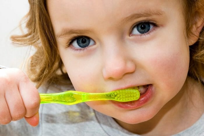 Hábitos saludables para mantener a los niños con los dientes de leche fuertes y saludables