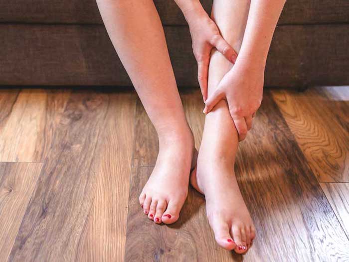 La dermatitis de estasis puede causar inflamación, úlceras y picazón en la parte inferior de las piernas.