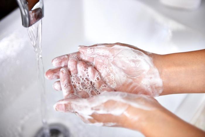 Lavarse las manos regularmente con agua tibia y jabón es una de las mejores maneras de prevenir la propagación del SARM.