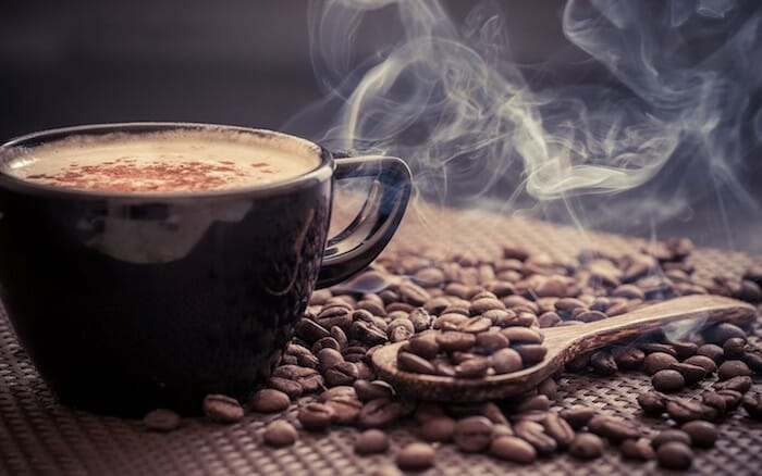 Una persona es más propensa a tomar una sobredosis de cafeína tomando un suplemento dietético que tomando café.