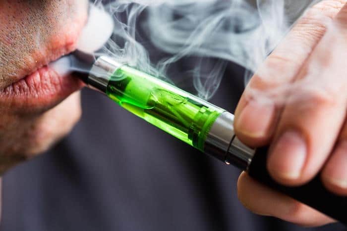 Los expertos advierten que el vapeo hace que los usuarios de cigarrillos electrónicos inhalen cantidades peligrosas de sustancias cancerígenas