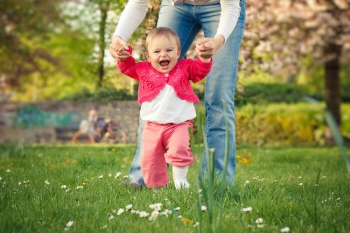 5 Formas seguras de ayudar a su bebé a aprender a caminar