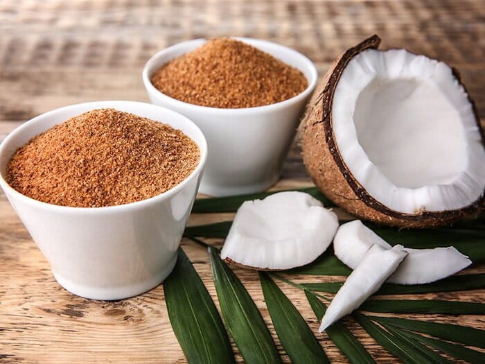 Los productores hacen azúcar de coco de la savia de la palma de coco
