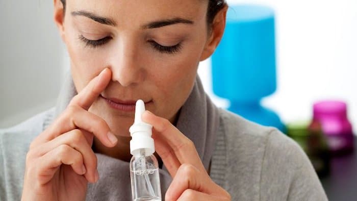 Un aerosol nasal salino puede ayudar con la nariz seca