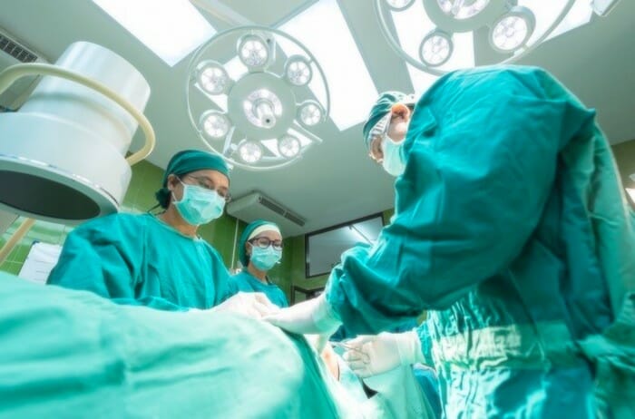 Una persona se reunirá con un cirujano antes del procedimiento para hablar sobre la vida después de la cirugía
