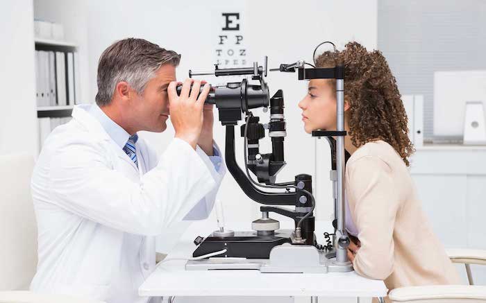 Un examen ocular puede ayudar a diagnosticar la causa de las manchas blancas