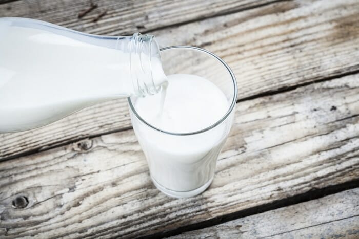 La leche contiene estrógeno y otras hormonas