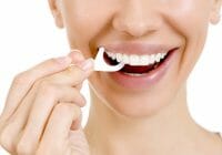 ¿Las personas con peridontitis deben usar hilo dental en sus dientes?