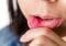 Las úlceras en la boca pueden hacerse más notables durante un brote.