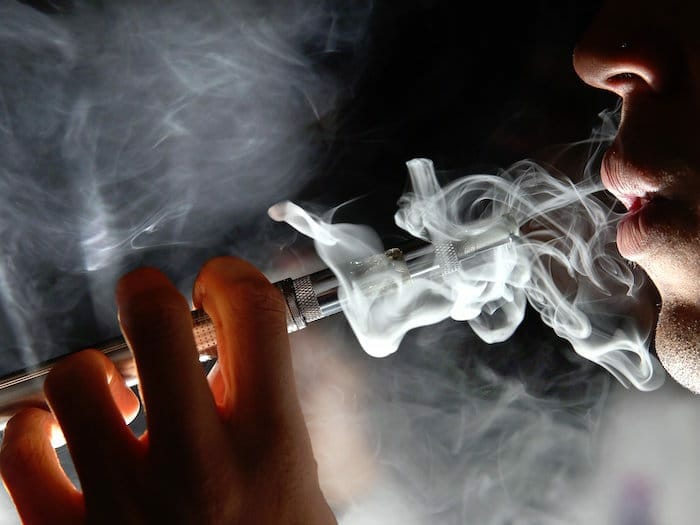 Fumar narguile puede dañar sus vasos sanguíneos, muestra un estudio reciente