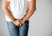 Los síntomas de la clamidia en los hombres incluyen la micción dolorosa y la eyaculación
