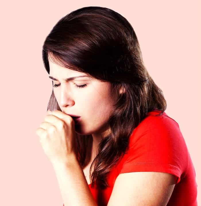 ¿Qué causa la tos con trozos blancos de flema?