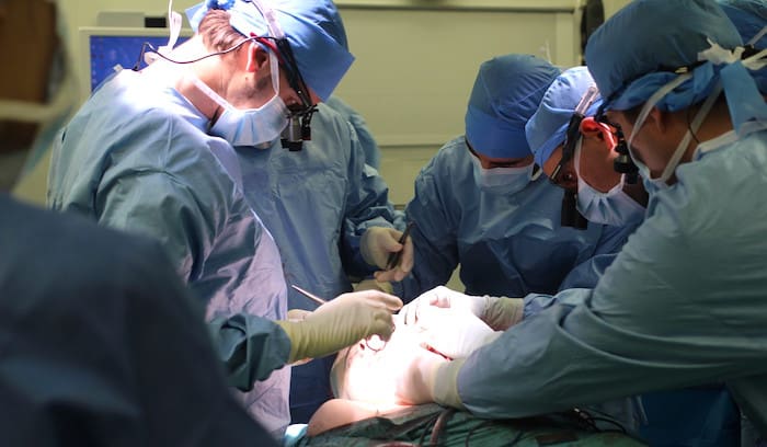 Utilizando muchas tecnologías innovadoras, un equipo quirúrgico ha realizado con éxito un trasplante de cara completa
