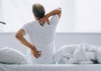 ¿Qué puede causar dolor de espalda por la mañana?